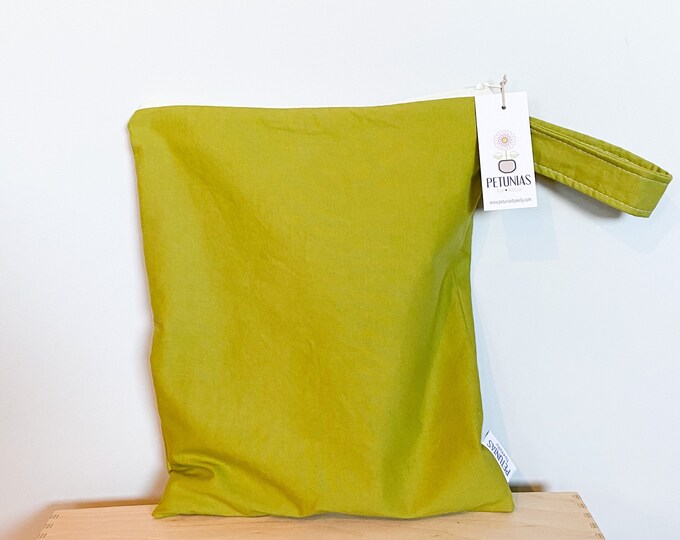 Medium Wet Bag for Everyday Use | Reusable Wetbag for Diapers, Travel, Swim, Gym, Makeup & Toiletries | Eco-Friendly, Classic Solid Color