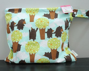 Medium Wet Bag for Everyday Use | Reusable Wetbag for Diapers, Travel, Swim, Gym, Makeup & Toiletries | Eco-Friendly Storage | Bears