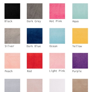 Puede incluir: Una tabla que muestra 16 colores de tela minky diferentes. Los colores son: Negro, Gris oscuro, Rosa intenso, Aqua, Plata, Azul oscuro, Oc&eacute;ano, Amarillo, Melocot&oacute;n, Rojo, Rosa claro, Morado, Gris claro, Rubor, Blanco y Arena.