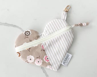 Bolsa de maquillaje de viaje con diseño floral hecha a mano con cremallera en forma de corazón