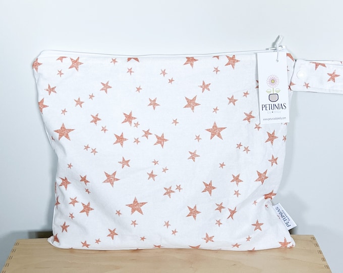 Medium Wet Bag for Everyday Use | Reusable Wetbag for Diapers, Travel, Swim, Gym, Makeup & Toiletries | Eco-Friendly Storage | Neutral Stars