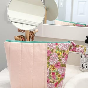 Bolsa de cosméticos acolchada / Bolsa de maquillaje tipo borla / Bolsa grande para artículos de tocador / Regalo para ella / Bolsa impermeable con cremallera / Bolsa organizadora de uso diario / Flor de melocotón