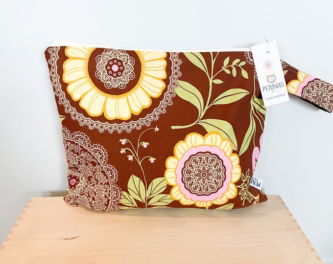 Medium Wet Bag for Everyday Use | Reusable Wetbag for Diapers, Travel, Swim, Gym, Makeup & Toiletries | Eco-Friendly Storage | Brown Floral