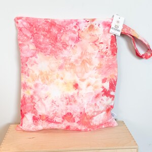 Bolsa impermeable extragrande / Bolsa impermeable XL para pañales de tela, ropa de baño, viajes o gimnasio / The Icky Bag XL de PETUNIAS / Tela teñida con efecto hielo