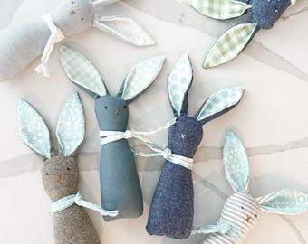 Coniglietto di peluche fatto a mano in lino: morbido peluche pasquale, decorazione per la cameretta dei bambini, regalo per neonati