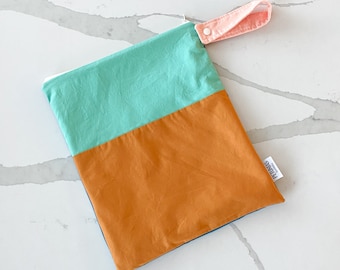 Medium Wet Bag for Everyday Use | Reusable Wetbag for Diapers, Travel, Swim, Gym, Makeup & Toiletries | Eco-Friendly Storage | Color Block