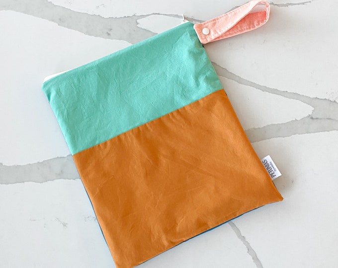 Medium Wet Bag for Everyday Use | Reusable Wetbag for Diapers, Travel, Swim, Gym, Makeup & Toiletries | Eco-Friendly Storage | Color Block