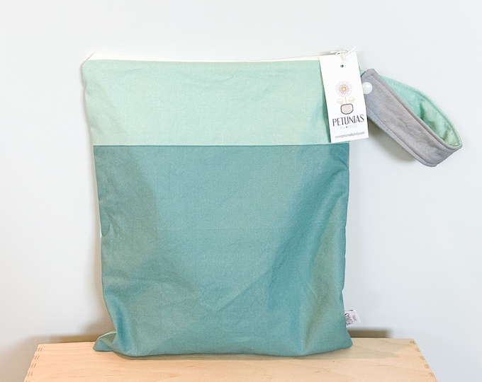 Medium Wet Bag for Everyday Use | Reusable Wetbag for Diapers, Travel, Swim, Gym, Makeup & Toiletries | Eco-Friendly Storage | Patchwork