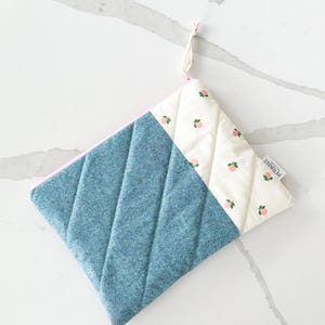 Bolsa de maquillaje acolchada / Bolsa grande para cosméticos / Organizador de artículos de tocador de viaje / Bolsa húmeda con cremallera / Regalo para ella / Bolsa de almacenamiento de uso diario / Verde azulado