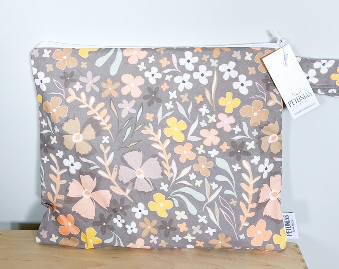 Medium Wet Bag for Everyday Use | Reusable Wetbag for Diapers, Travel, Swim, Gym, Makeup & Toiletries | Eco-Friendly Storage | Mocha Floral