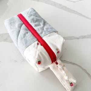 Bolsa de cosméticos cuadrada acolchada / Bolsa de maquillaje tipo borla / Bolsa pequeña para artículos de tocador / Regalo para ella / Bolsa impermeable con cremallera / Bolsa organizadora de uso diario