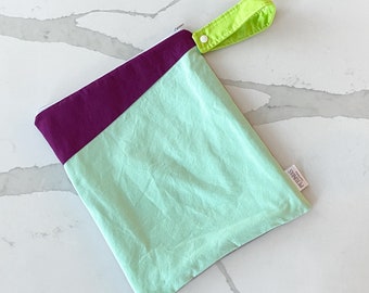 Medium Wet Bag for Everyday Use | Reusable Wetbag for Diapers, Travel, Swim, Gym, Makeup & Toiletries | Eco-Friendly Storage | Color Block