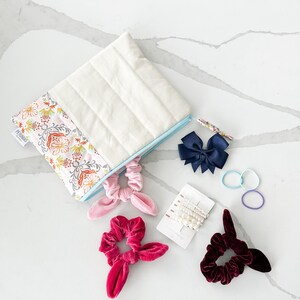 Bolsa de maquillaje acolchada / Bolsa grande para cosméticos / Organizador de artículos de tocador de viaje / Bolsa húmeda con cremallera / Regalo para ella / Bolsa de almacenamiento de uso diario / Floral