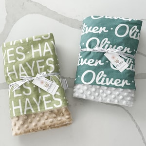 Puede incluir: Dos mantas para beb&eacute; personalizadas, una verde con estrellas blancas y el nombre "Oliver" y otra verde con estrellas blancas y el nombre "Hayes". Ambas mantas tienen un respaldo suave de minky.