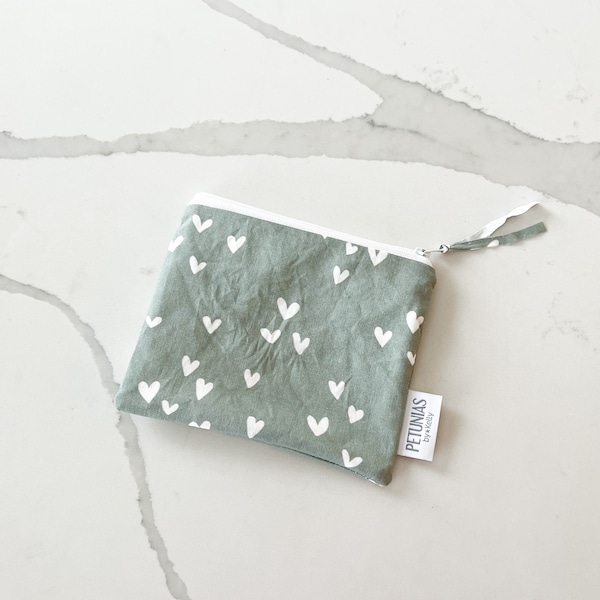 La mini custodia ICKY Bag - wetbag - PETUNIAS by Kelly - Indie Designer Fabric Series - cuori verdi salvia