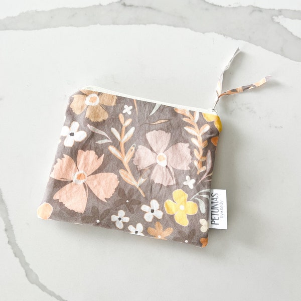 La mini custodia ICKY Bag - wetbag - PETUNIAS by Kelly - Indie Designer Fabric Series - moka meadow flowers