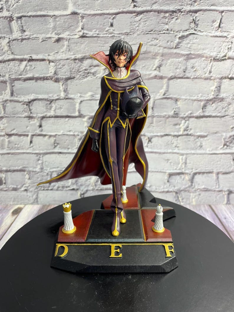 K&ouml;nnte beinhalten: Detaillierte Figur einer Figur in einem lila-goldenen Outfit mit einem langen roten Umhang. Die Figur h&auml;lt einen schwarzen Helm und steht auf einem Sockel mit den Buchstaben "D", "E" und "F". Zwei schach&auml;hnliche Teile befinden sich auf dem Sockel.