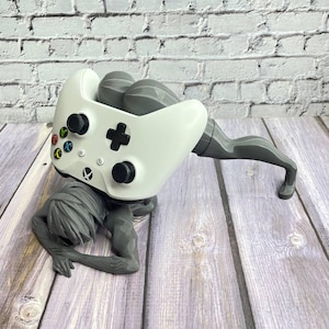 Podstawka na telefon z kontrolerem inspirowana NieR Automata