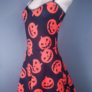 Vestito a balze con pattinatore a cuore e zucca, stile Halloween, horror, festa, babydoll gotico, pinup, rockabilly, psychobilly