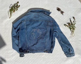 wereld geborduurd upcycled denim jack