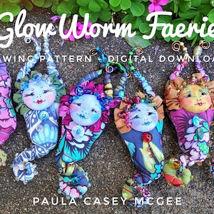 Könnte beinhalten: Ein Nähmuster für eine skurrile Glühwürmchen-Feenpuppe. Das Muster ist ein digitaler Download und enthält Anweisungen zum Nähen einer farbenfrohen, perlenbesetzten Feenpuppe mit einem langen, gekräuselten Schwanz.