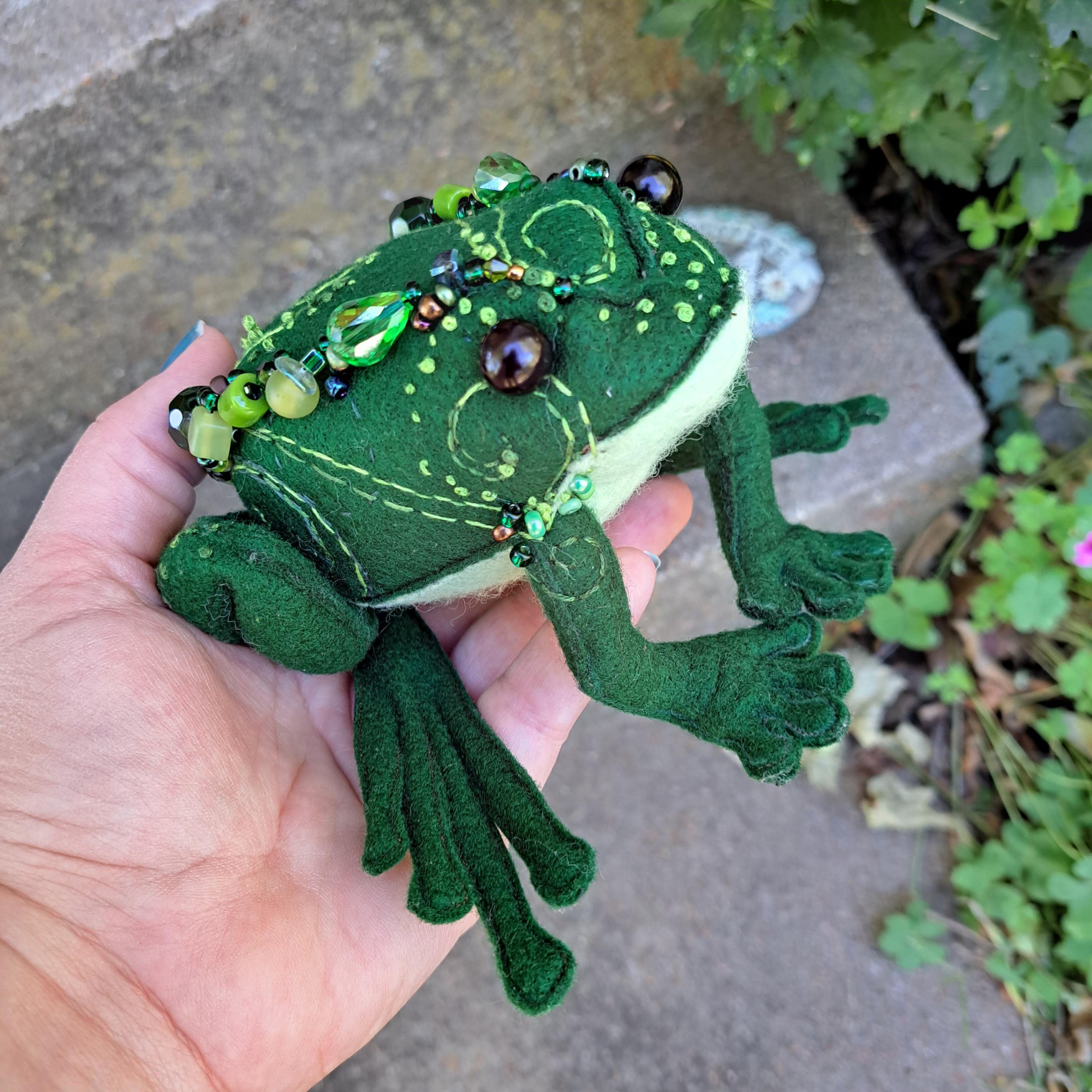 フェルト製のカエル人形の縫製パターン：布製のヒキガエルのDIY（PDF