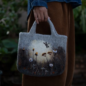 Handgefertigte gefilzte Wolltasche mit besticktem Libellen- und Wildblumen-Design, Damentasche, Tragetasche, Schultertasche, Geschenk für Frauen