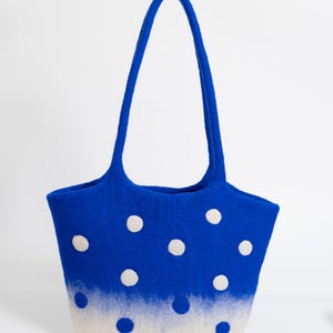 Blau und Weiß gepunktete Wollfilztasche mit Farbverlaufsdesign und langen Griffen