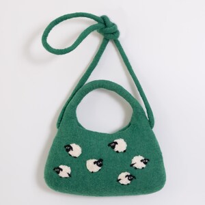 Grüne Wollfilztasche mit gesticktem Schäfchen und Schulterriemen