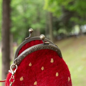 Gefilzte Erdbeerhandtasche, Damentasche, Tragetasche, Umhängetasche, Geschenk für Frauen, Umhängetasche, personalisierte Tasche, Schminktasche