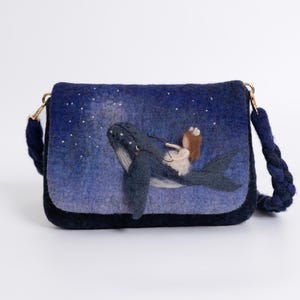 Blaue Schultertasche aus Wollfilz mit gesticktem Wal und Mädchen Design