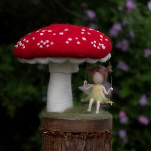 Czerwony Anioł Wełniany Filc, Wróżka na Grzybie Huśtawka, Dekoracja Biurka, Prezenty Personalizowane, Prezenty dla Niej