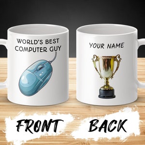 Puede incluir: Taza de cerámica blanca con un ratón de ordenador azul y el texto "WORLD'S BEST COMPUTER GUY" en la parte delantera. La parte posterior de la taza tiene un trofeo dorado y el texto "YOUR NAME".