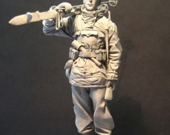 1/16 Scale WWII Soldier W/Skis for walking in the snow Resin Figure Unpainted Unassembled Model DIY Kits