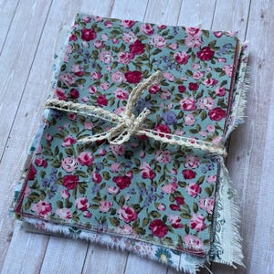 Set di 15 ritagli di tessuto di cotone nuovi di zecca. 9 x 8 cm. Ideali per scrapbooking, creazione di diari, bigiotteria, patchwork e decorazioni.