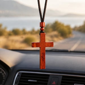 Handgemaakte houten kruisvormige autohanger, gepersonaliseerde sandelhouten kruishanger voor ketting, accessoire voor achteruitkijkspiegel, cadeau voor nieuwe bestuurder, gebedshanger