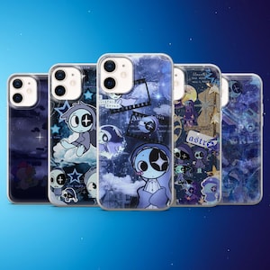 Może przedstawiać: Kolekcja pięciu etui na telefon o tematyce niebiańskiej. Każde etui ma unikalny design z postaciami z kreskówek, gwiazdami i elementami tekstowymi w odcieniach niebieskiego i białego. Etui są wykonane z przezroczystego plastiku.
