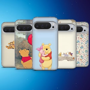 Puede incluir: Cinco fundas para teléfono con personajes de Winnie the Pooh. Cada funda tiene un diseño diferente, incluyendo a Pooh con Piglet, Pooh con un globo rojo y otros personajes. Las fundas son transparentes con ilustraciones coloridas.