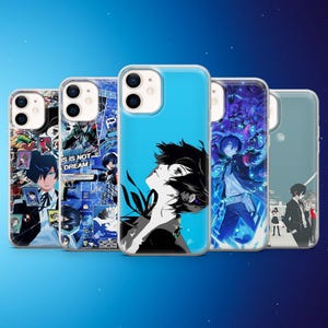 Op de afbeelding: Vijf telefoonhoesjes met anime-stijl graphics. De hoesjes hebben verschillende ontwerpen, waaronder een personage met zwart haar en een blauwe achtergrond, en een ander met de tekst "IS IS NOT DREAM". De hoesjes zitten in doorzichtige beschermhoezen.