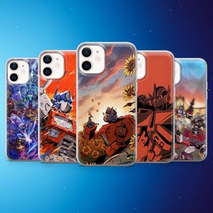 Può includere: Cinque custodie per telefoni con illustrazioni colorate di robot. Le custodie presentano vari disegni, tra cui un robot in un campo di girasoli e altre scene d'azione. Le custodie sono esposte su uno sfondo blu sfumato.