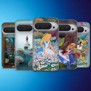 Puede incluir: Cinco fundas para teléfono con ilustraciones de Alicia en el país de las maravillas. Las fundas muestran escenas con Alicia, el Sombrerero Loco y otros personajes. Las fundas tienen un acabado transparente y brillante, sobre un fondo azul.