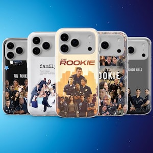 Könnte beinhalten: Eine Auswahl an transparenten Handyhüllen mit verschiedenen Designs. Eine Hülle zeigt den Text "THE ROOKIE" mit einem Foto der Besetzung. Eine andere zeigt den Text "famil;" und ein Gruppenfoto. Weitere Hüllen zeigen auch "THE ROOKIE" und "ROOKIE GIRLS".