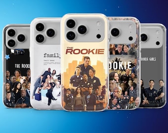 Puede incluir: Una colección de fundas transparentes para teléfonos con varios diseños. Una funda muestra el texto "THE ROOKIE" con una foto del elenco. Otra presenta el texto "famil;" y una foto grupal. Otras fundas también muestran "THE ROOKIE" y "ROOKIE GIRLS".