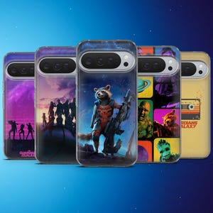 Peut inclure: Plusieurs coques de téléphone avec des personnages et des scènes du film Les Gardiens de la Galaxie. Les coques présentent des images de Rocket Raccoon, de l'équipe et d'autres graphiques sur un fond spatial. Les coques sont de différentes couleurs.