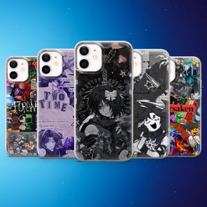Puede incluir: Cinco fundas transparentes para teléfono con diseños variados. Las fundas presentan gráficos, incluyendo personajes de estilo anime, texto y arte abstracto en varios colores. Diseñadas para adaptarse a un smartphone.