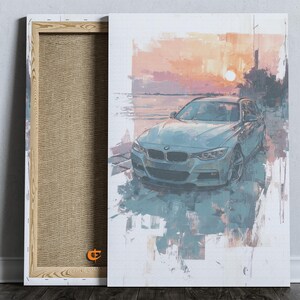 Peut inclure: Impression sur toile d'une voiture bleu clair au bord de l'eau, avec un coucher de soleil en arrière-plan. L'œuvre d'art est réalisée dans un style pictural avec des coups de pinceau visibles. La toile est tendue sur un cadre en bois.