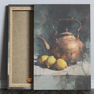 Può includere: Un dipinto di natura morta raffigurante una teiera di rame e tre limoni. L'opera d'arte è su tela tesa su una cornice di legno. Il dipinto ha un'estetica vintage con una tavolozza di colori tenui.