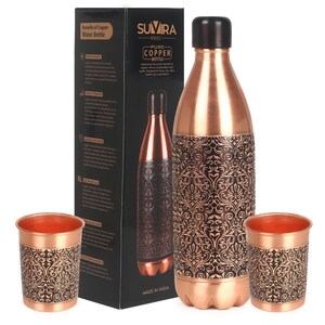 Puede incluir: Una botella de agua de cobre con tapa de rosca negra y un patrón floral oscuro e intrincado en la mitad inferior, acompañada de dos vasos de cobre a juego y una caja rectangular negra con la etiqueta Sumira Pure Copper Bottle.