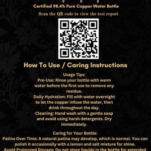 Puede incluir: Fondo negro con detalles dorados y texto. El texto dice "Certificado de Pureza" y "Botella de agua de cobre puro certificado al 98,4%." Se incluyen instrucciones de uso y cuidado. Hay un c&oacute;digo QR.
