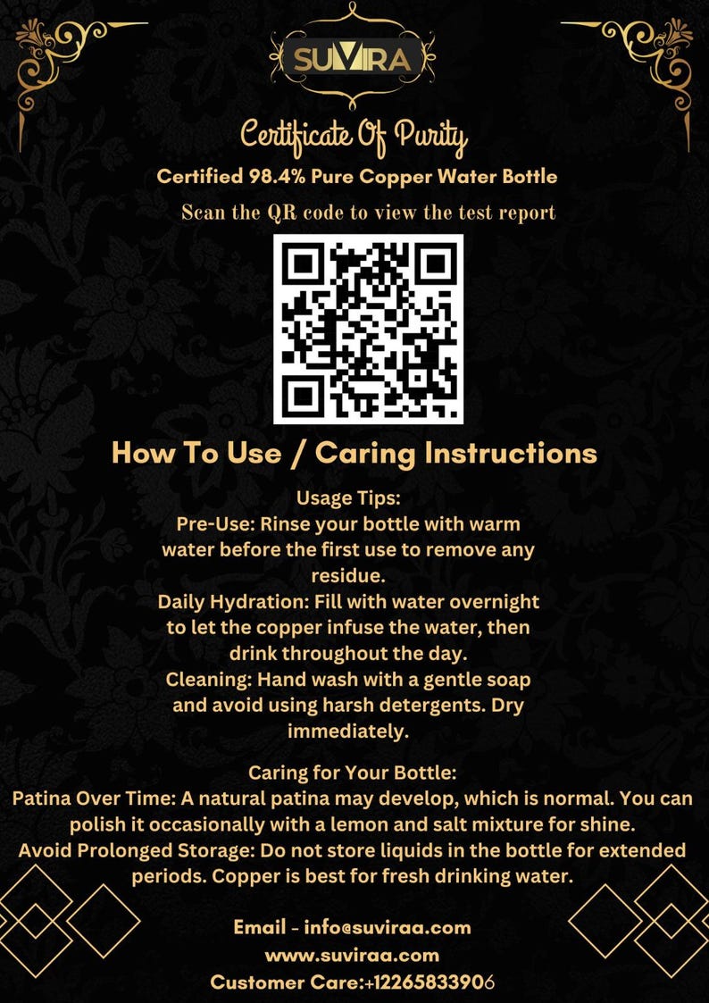 Puede incluir: Fondo negro con detalles dorados y texto. El texto dice "Certificado de Pureza" y "Botella de agua de cobre puro certificado al 98,4%." Se incluyen instrucciones de uso y cuidado. Hay un c&oacute;digo QR.